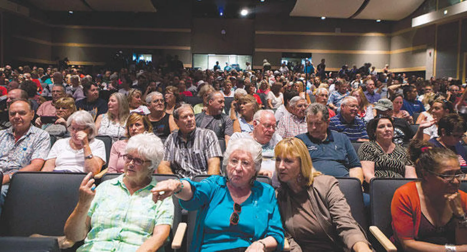 سكان مدينة موريتا بولاية كاليفورنيا الأميركية خلال اجتماع للمجلس البلدي  لبحث مشكلة تدفق المهاجرين وكيفية إعادتهم لبلادهم (رويترز)