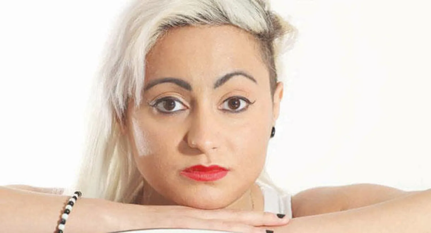 مغنية بريطانية تعاني من «رائحة السمك» في فمها