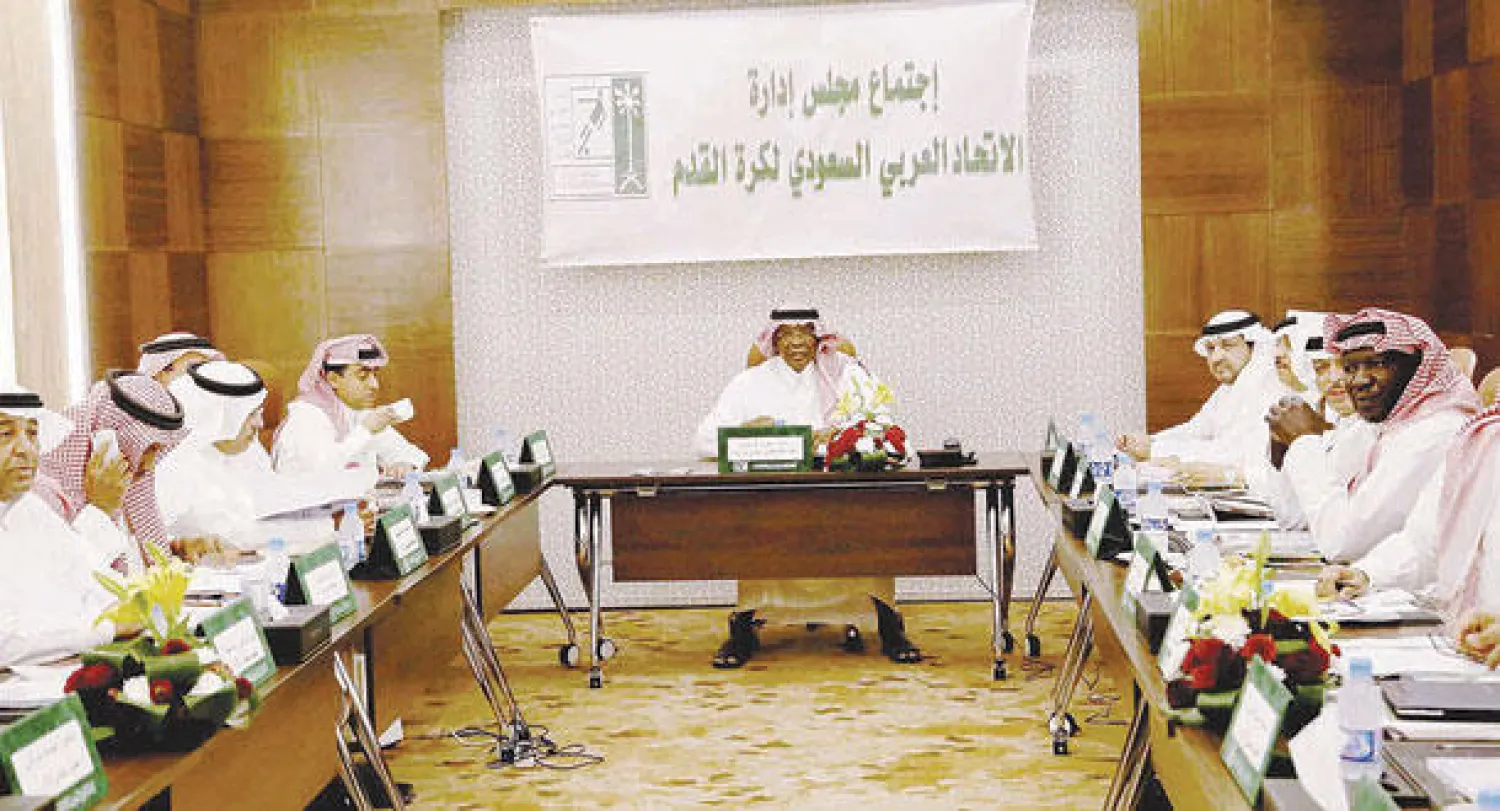 جانب من اجتماع مجلس إدارة اتحاد الكرة السعودي فجر أمس