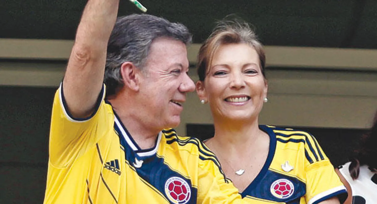 الرئيس الكولومبي مانويل سانتوس وزوجته ارتديا قميص المنتخب وشاركا الجماهير الاحتفال بالتأهل لربع النهائي (أ.ب)