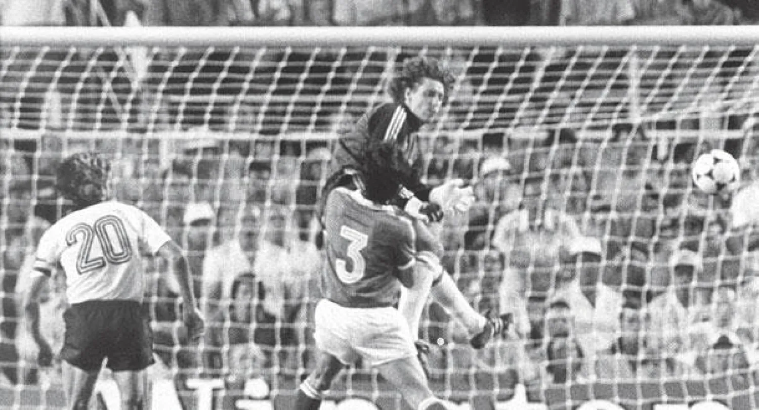 التدخل العنيف من حارس ألمانيا الغربية أسقط باتيستون مغمى عليه