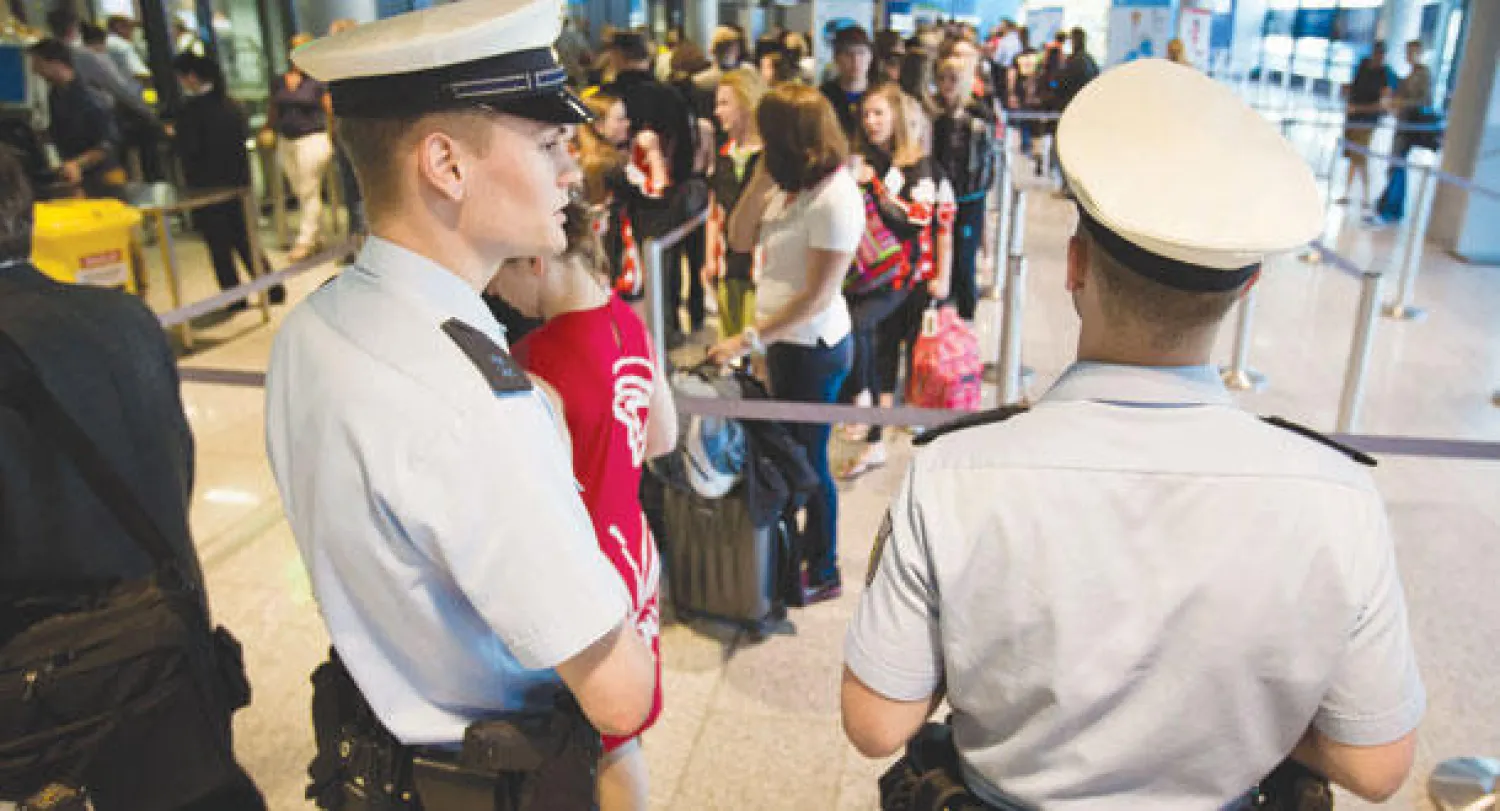 ضابطا شرطة يراقبان الوضع أمام نقاط التفتيش في مطار فرانكفورت الدولي بألمانيا أمس. وطلبت واشنطن أمس تشديد اليقظة في المطارات التي تنطلق منها رحلات إلى الولايات المتحدة في منطقتي الشرق الأوسط وأوروبا بسبب «تهديدات جديدة» إرهابية (إ.ب.أ)