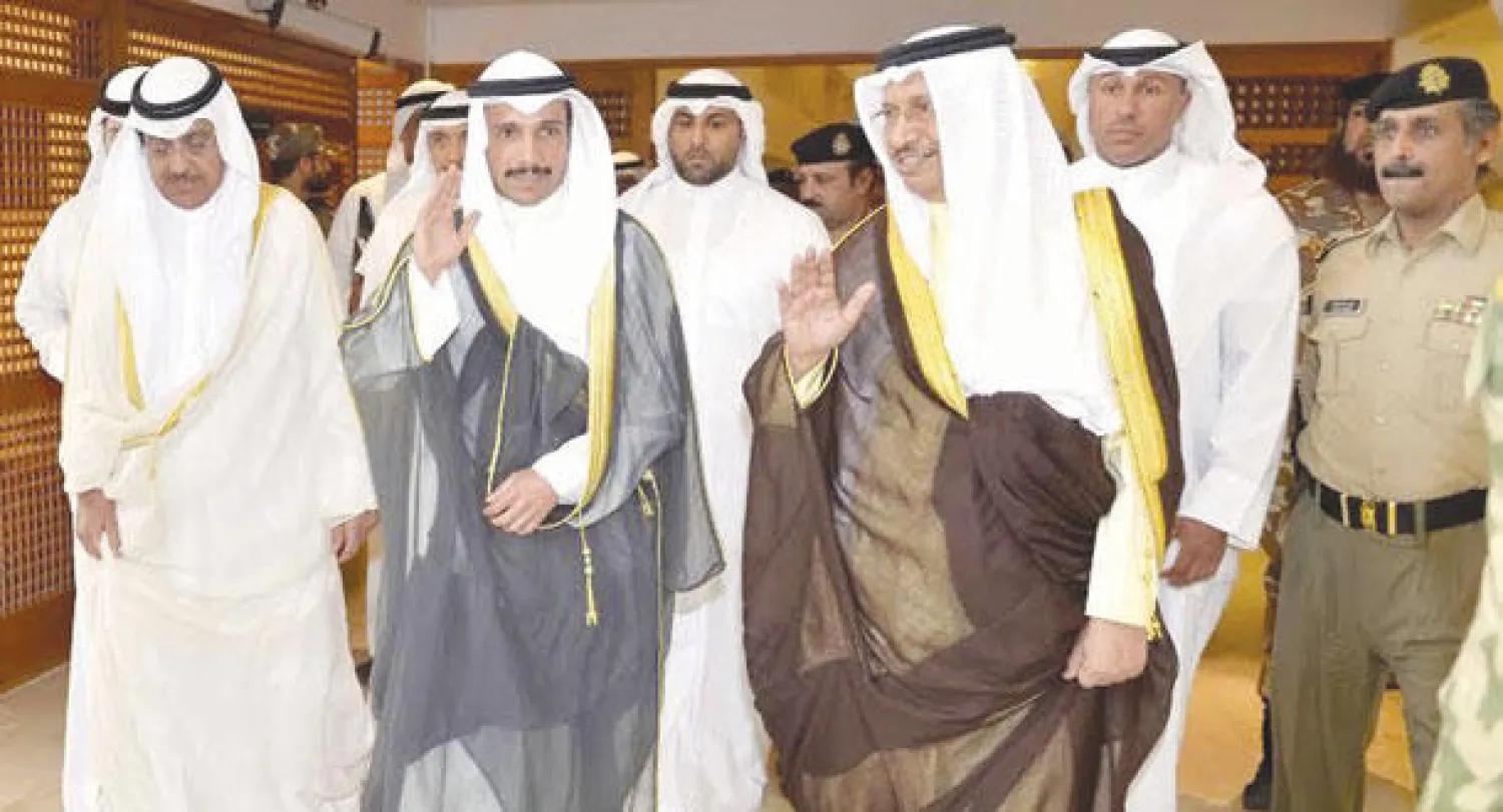 رئيس البرلمان الكويتي مع رئيس الحكومة وبعض النواب عقب اختتام أعمال مجلس الأمة الكويتي أمس (كونا)