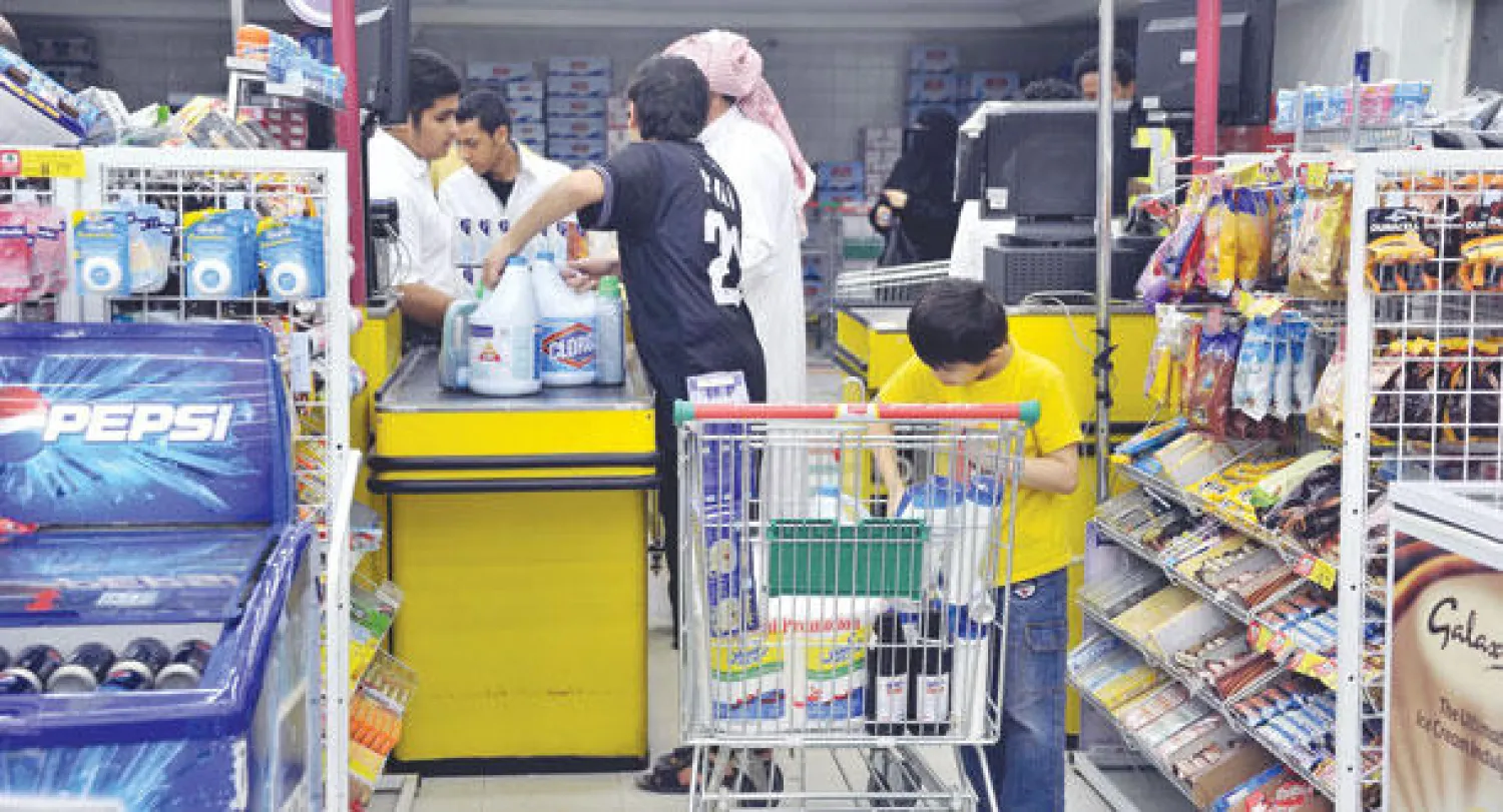 عدد من المتسوقين في أحد المتاجر في العاصمة السعودية الرياض