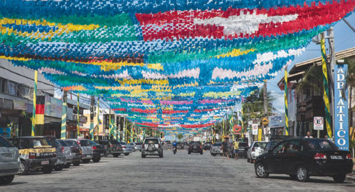 الأعلام البرازيلية تخيم على الطريق الرئيسي في بورتو سيجورو خلال نهائيات كأس العالم لكرة القدم عام 2014 (إ.ب.أ)