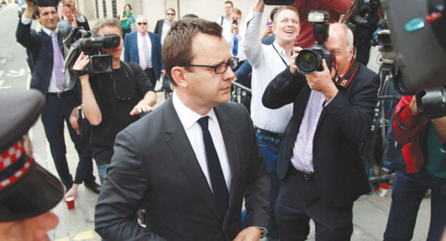 كولسون أثناء وصوله إلى محكمة الأولد بيلي بوسط لندن من أجل سماع النطق بالحكم ضده أمس (إ.ب.أ)