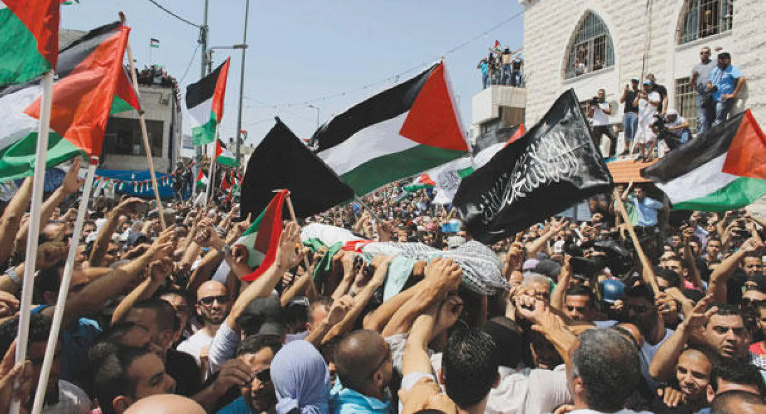 آلاف الفلسطينيين شاركوا في تشييع جثمان محمد خضير في مخيم شعفاط في ضواحي القدس (رويترز)