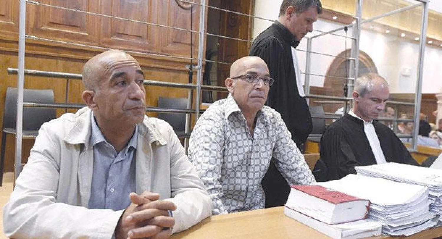 عظيمي والجابري أثناء جلسة المحكمة التي قضت ببراءتهما (أ.ف.ب)