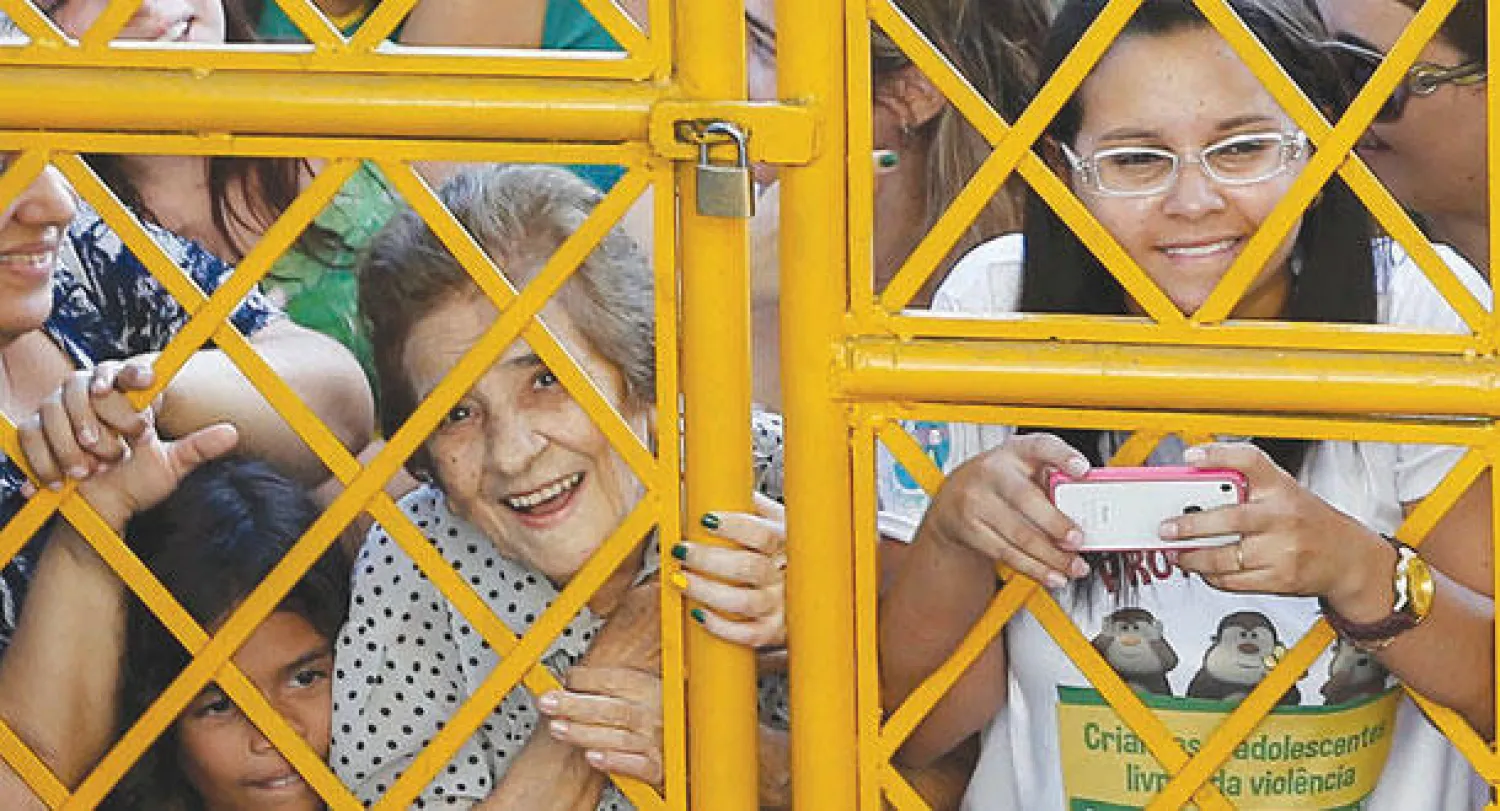 مشجعات ينتظرن بداية تمارين منتخب البرازيل في فورتاليزا (رويترز)