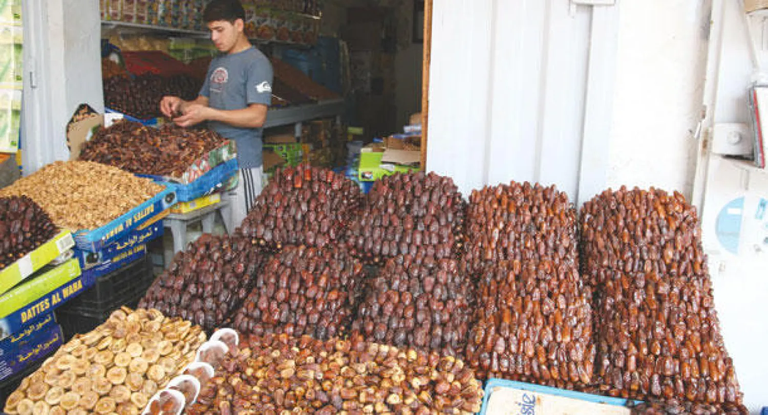 بائع تمر في سوق «السويقة» بالمدينة العتيقة للرباط (تصوير: مصطفى حبيس)