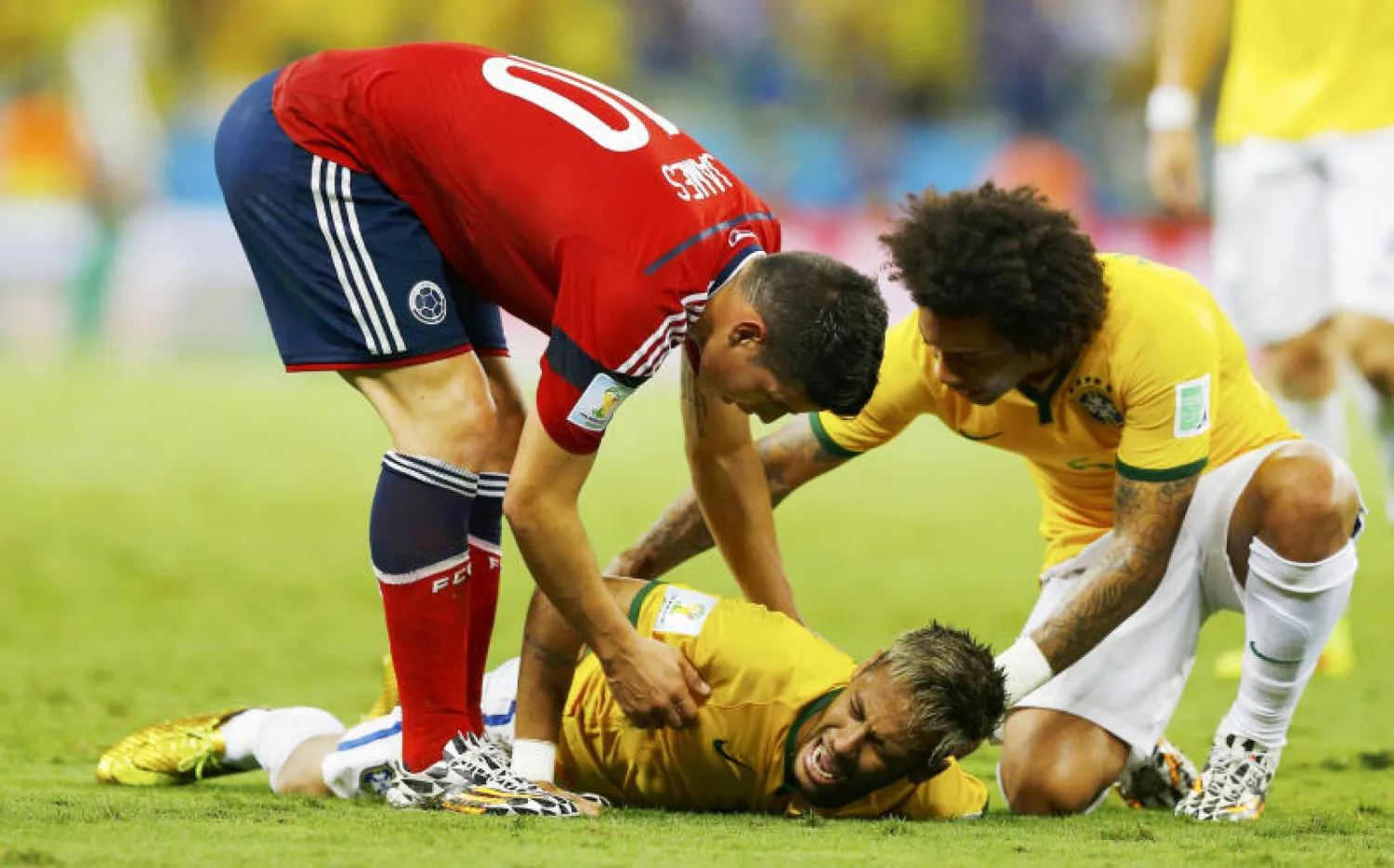 نيمار على الأرض بعد تعرضه للإصابة (رويترز)