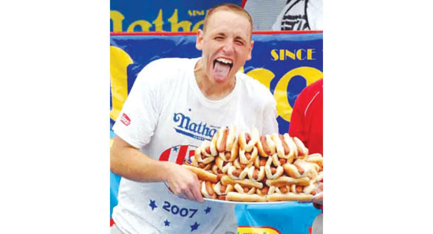 أميركي يلتهم 56 شطيرة من النقانق خلال عشر دقائق