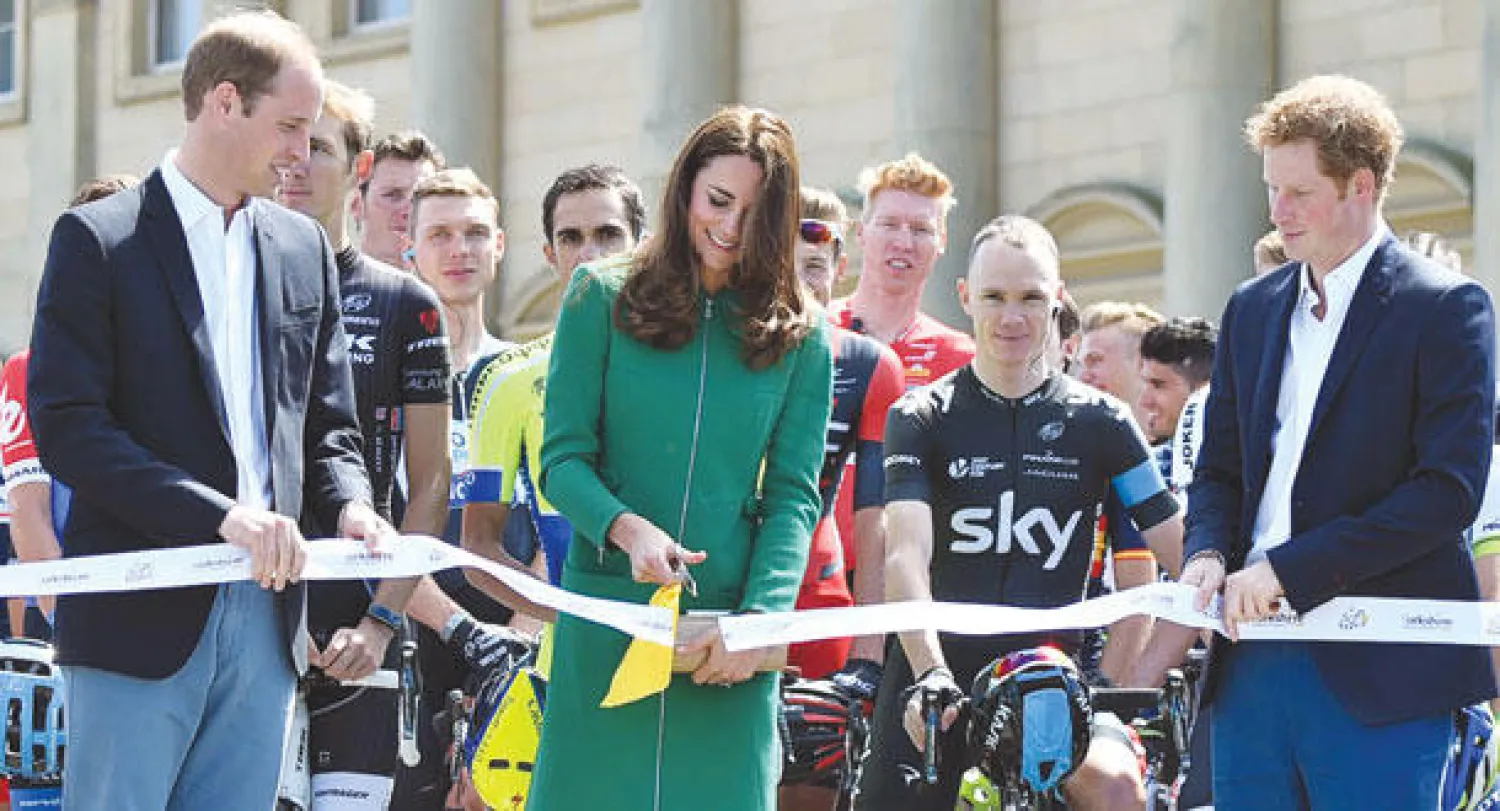 الاميران وليام وهاري وكيت مدلتون يقصون الشريط عند بدء السباق (ا ف ب)