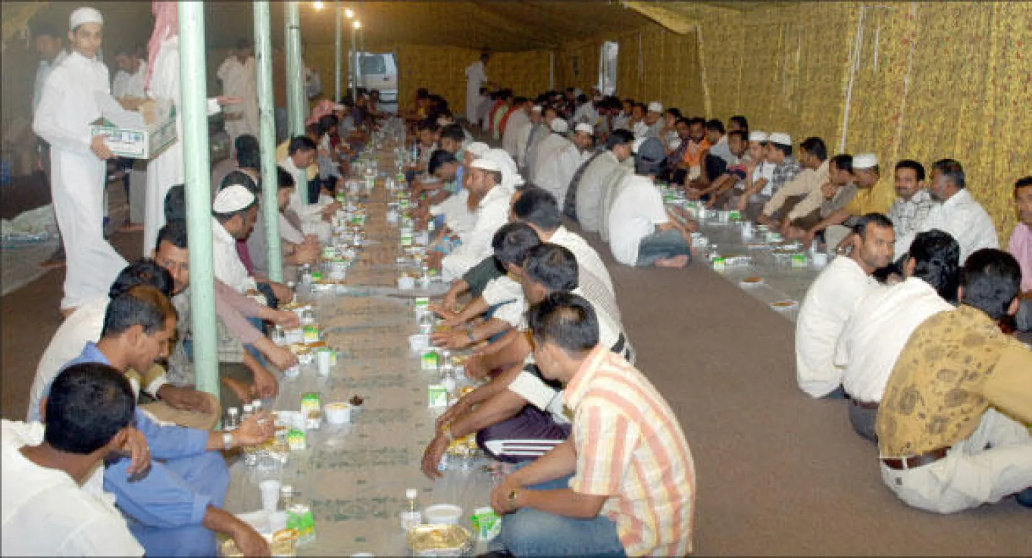 جانب من إفطار جماعي نظمته جمعية خيرية في الثمامة على أطراف مدينة الرياض (تصوير: إقبال حسين)