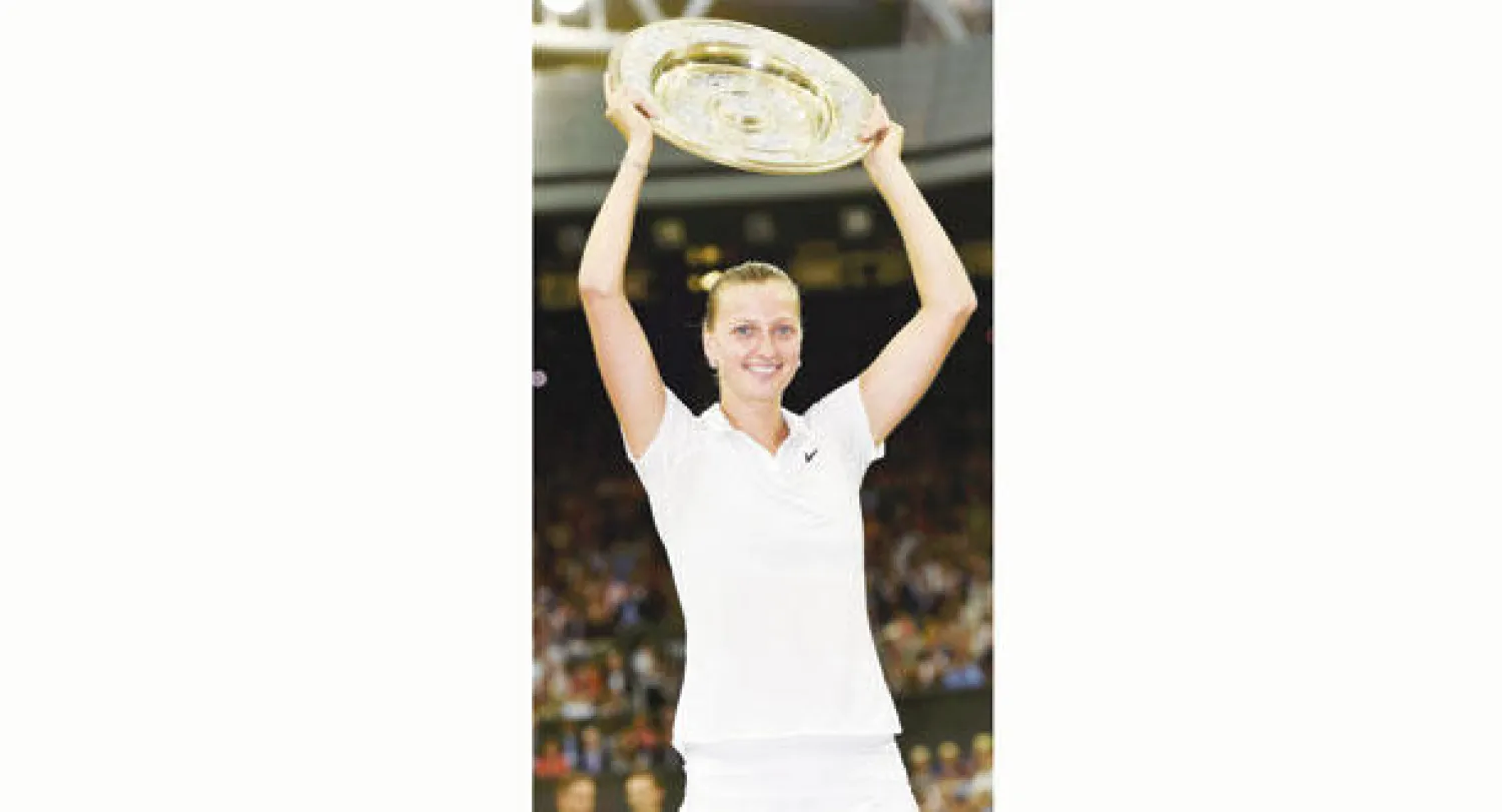 التشيكية بترا كفيتوفا خلال تتويجها باللقب (رويترز)
