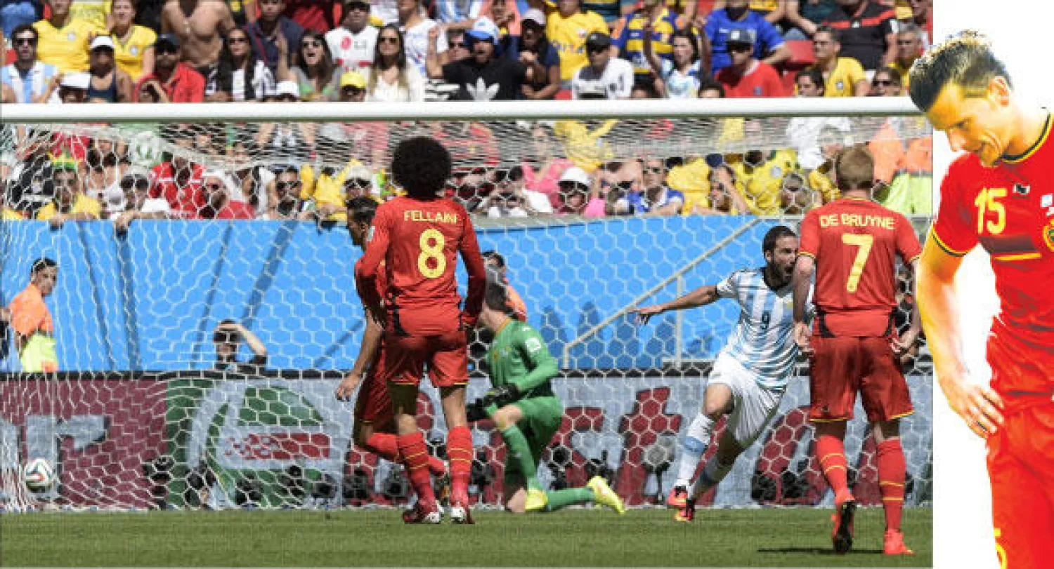 دانييل فان بويتن بعد نهاية مشوار المونديال (رويترز) و الكرة تحتضن شباك بلجيكا بعد تسديدة هيغواين (أ.ف.ب)