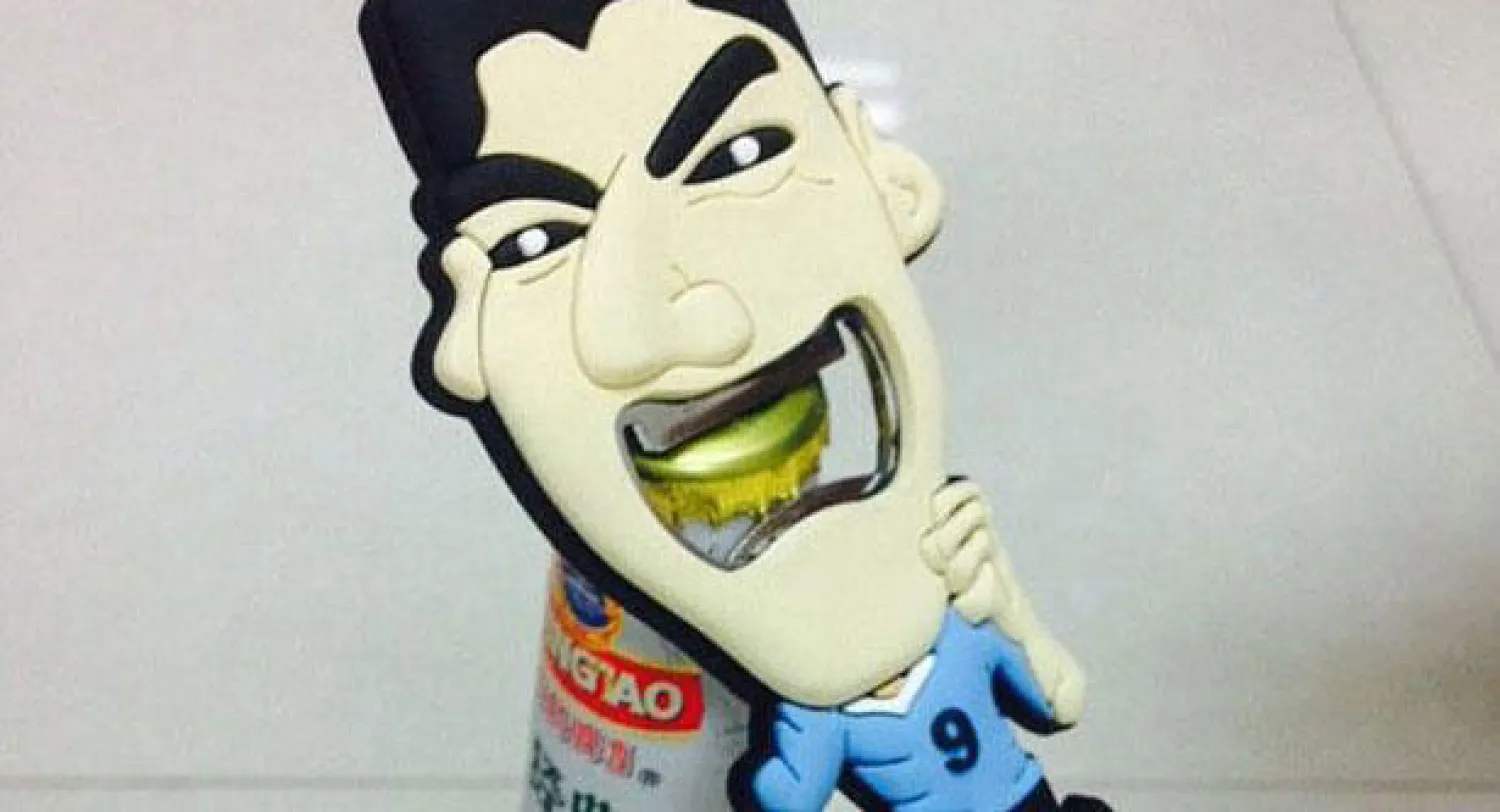 أسنان سواريز قريبا في الأسواق فتاحات قناني صينية