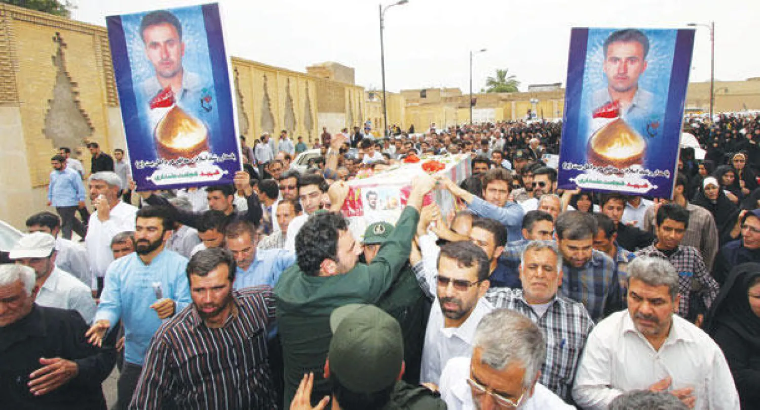 صورة بثتها أمس وكالة أنباء «فارس» الإيرانية لجنازة طيار إيراني ورد أنه قتل «دفاعا» عن المراقد الشيعية المقدسة في سامراء (أ.ف.ب)