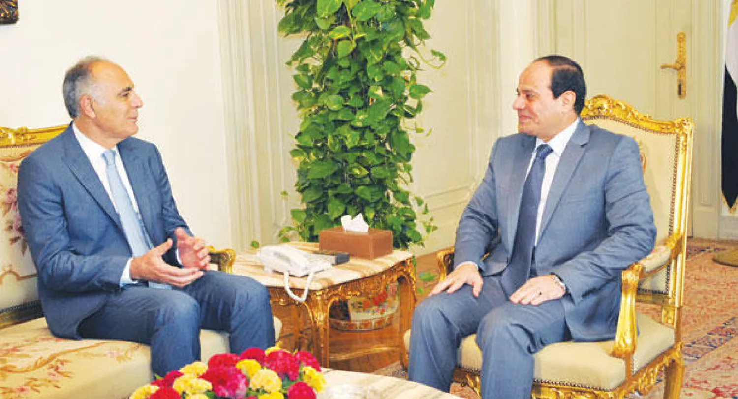 الرئيس عبد الفتاح السيسي لدى استقباله وزير الخارجية المغربي صلاح الدين مزوار في قصر الرئاسة بالقاهرة أمس (صورة خاصة من الرئاسة المصرية)