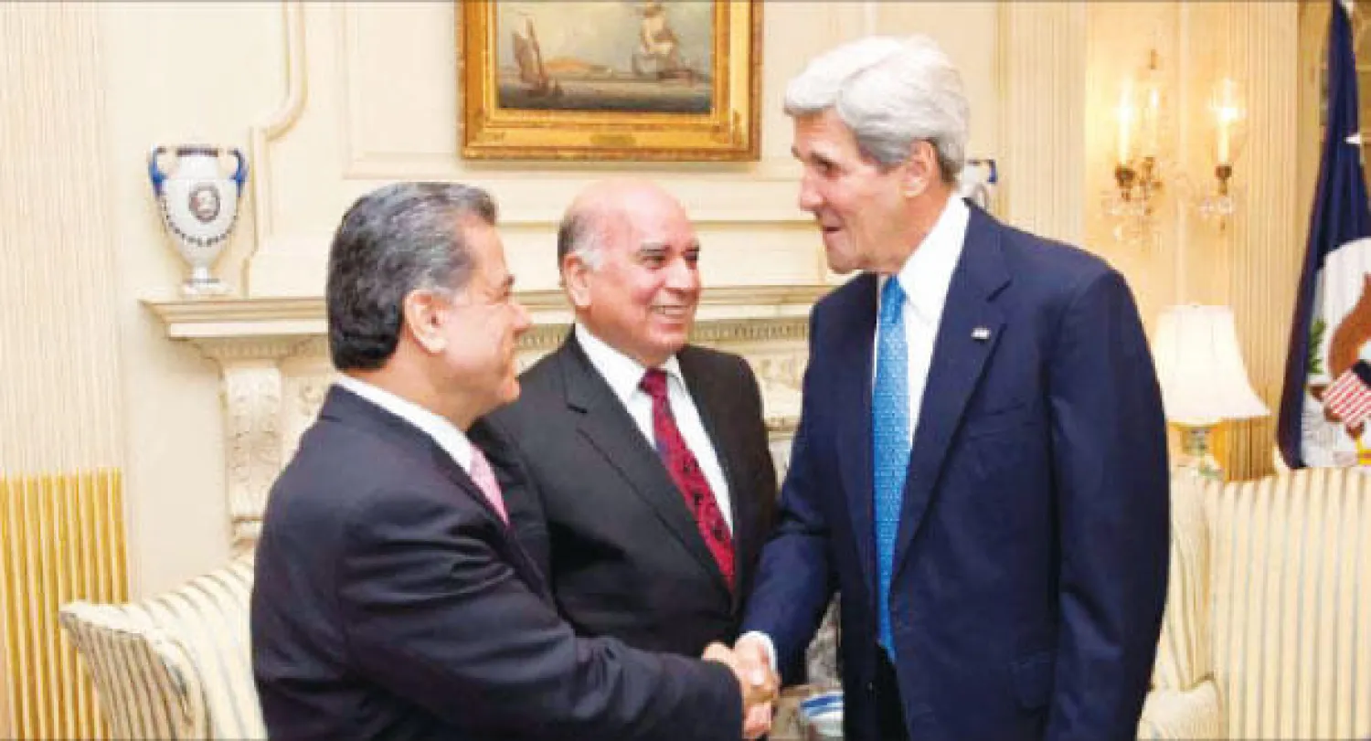 جون كيري وزير الخارجية الأميركي مرحبا بفلاح مصطفى وفؤاد حسين بمكتبه بواشنطن («الشرق الأوسط»)