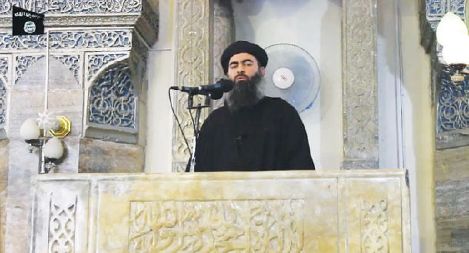لقطة من تسجيل فيديو بث أمس تظهر زعيم تنظيم «الدولة الإسلامية» أبو بكر البغدادي وهو يلقي خطبة الجمعة في أحد مساجد الموصل أول من أمس (أ.ف.ب)