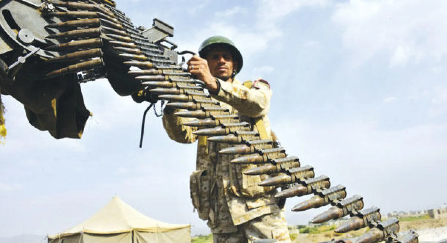 جندي يمني يقف مستعدا على عربة للجيش في نقطة تفتيش بصنعاء (أ.ف.ب)