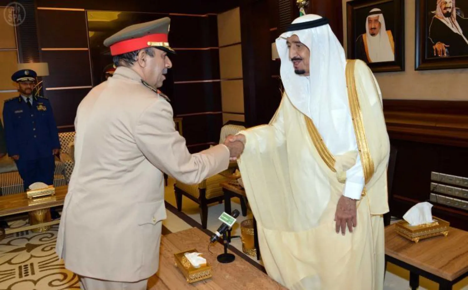 ولي العهد لدى استقباله رئيس هيئة الأركان وقادة أفرع القوات المسلحة