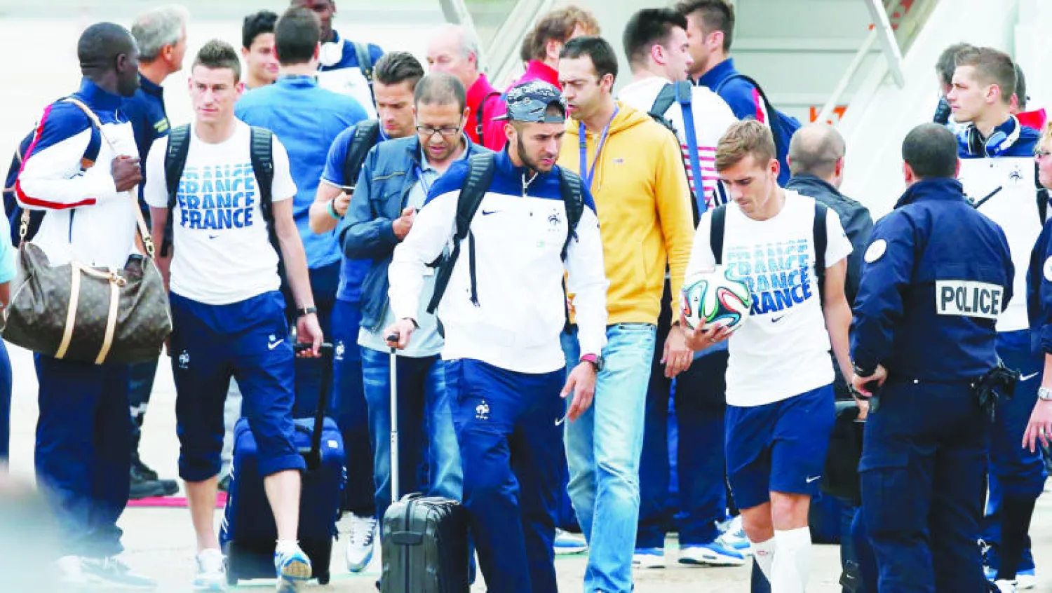 لاعبو فرنسا لحظة وصولهم إلى بلادهم (رويترز)