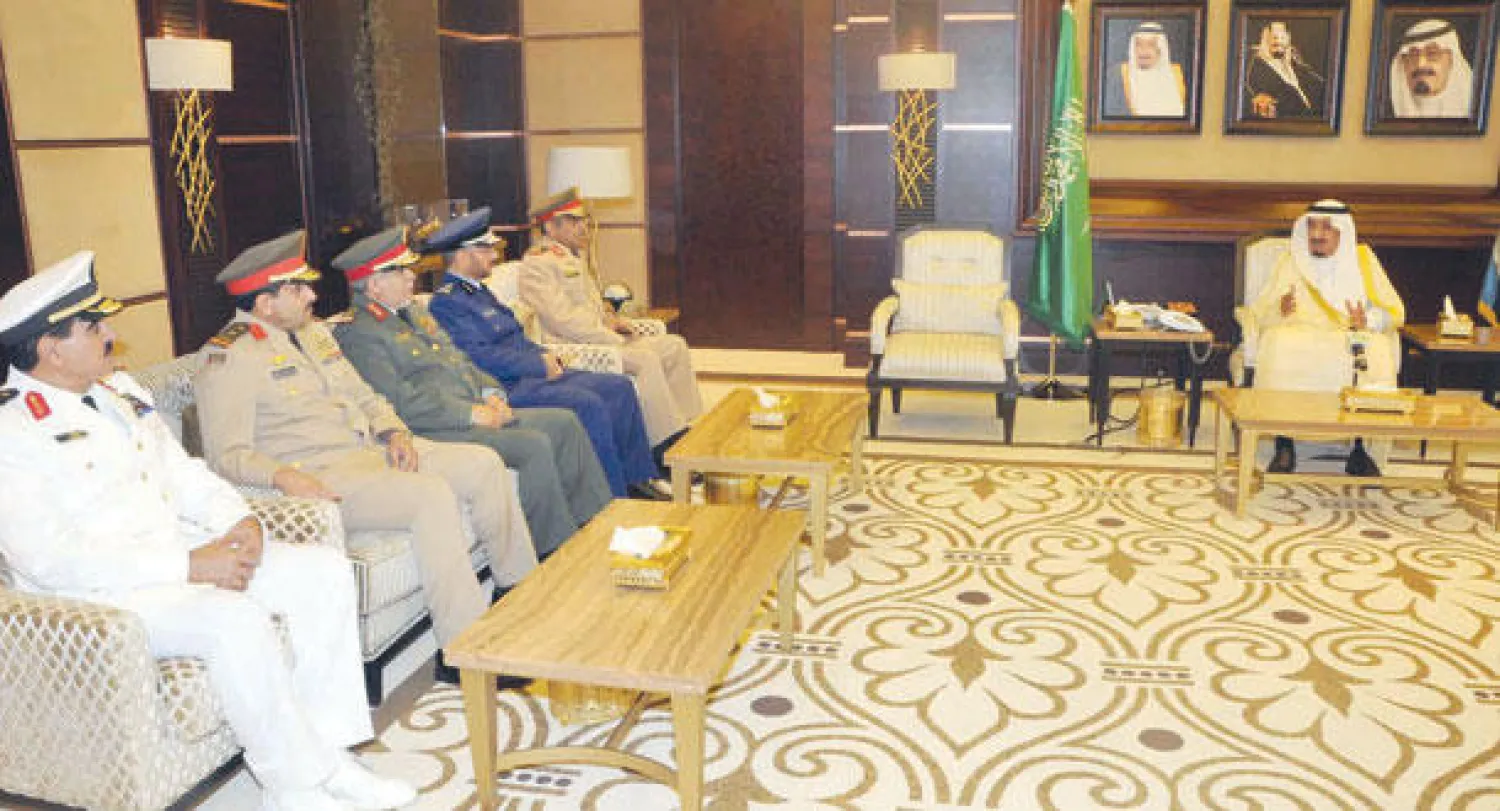 الأمير سلمان خلال لقائه أمس رئيس هيئة الأركان العامة ونائبه وقادة أفرع القوات المسلحة وكبار الضباط (واس)