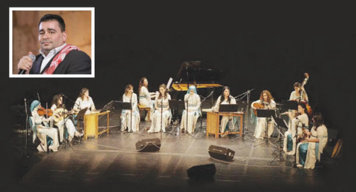 فرقة نايا النسائية ويبدو في الاطار الفنان الأردني متعب الصقار