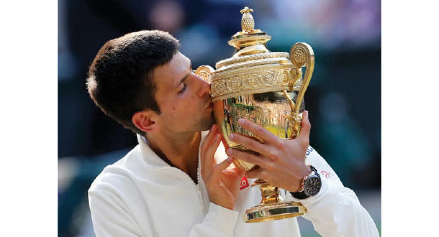 ديوكوفيتش يحتفل بكأس بطولة ويمبلدون (رويترز)