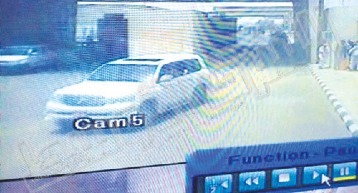 صورة خاصة بـ«الشرق الأوسط» من غرفة العمليات التي رصدت سيارة المعتدين الستة التي تحمل لوحة خليجية  عقب إطلاقها النار على دورية أمنية في منفذ الوديعة (جنوب السعودية) أول من أمس 