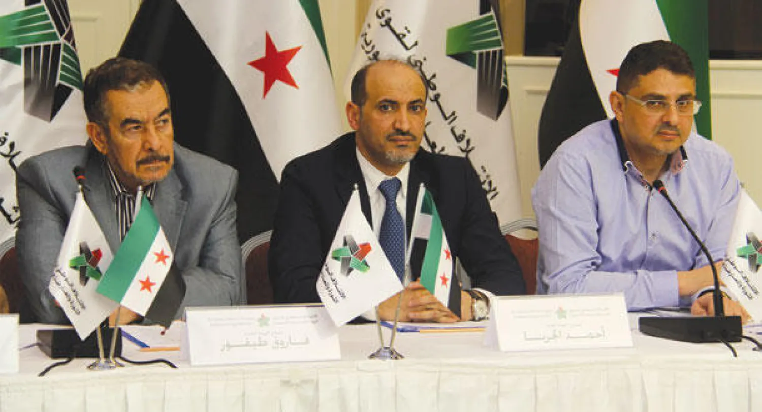 الجربا يتوسط بدر جاموس وفاروق طيفور خلال اجتماع الهيئة العامة للائتلاف السوري