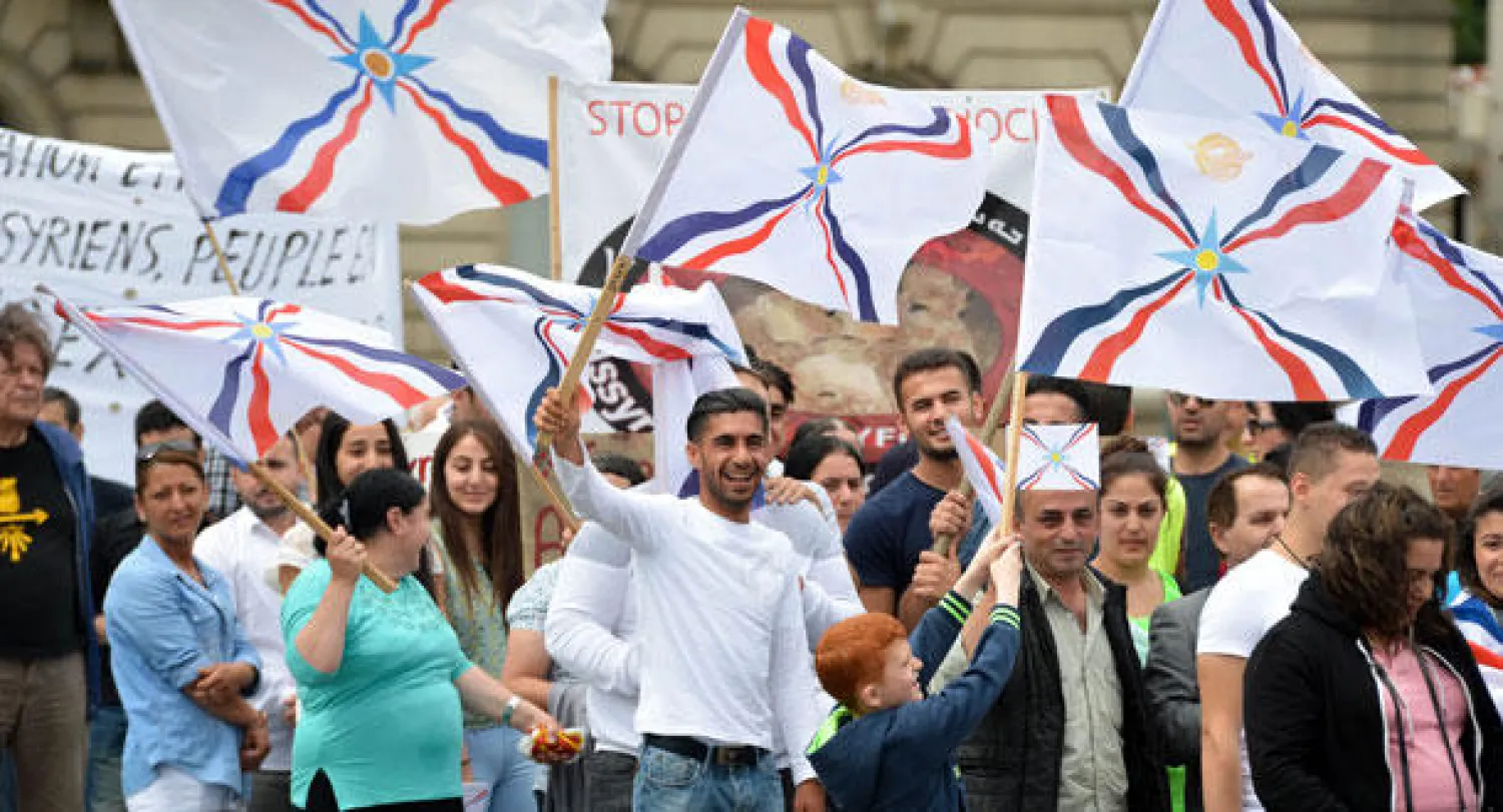 مسيحيون عراقيون يتظاهرون في بروكسل مطالبين بحماية أهلهم في شمال العراق أمس (إ.ب.أ)