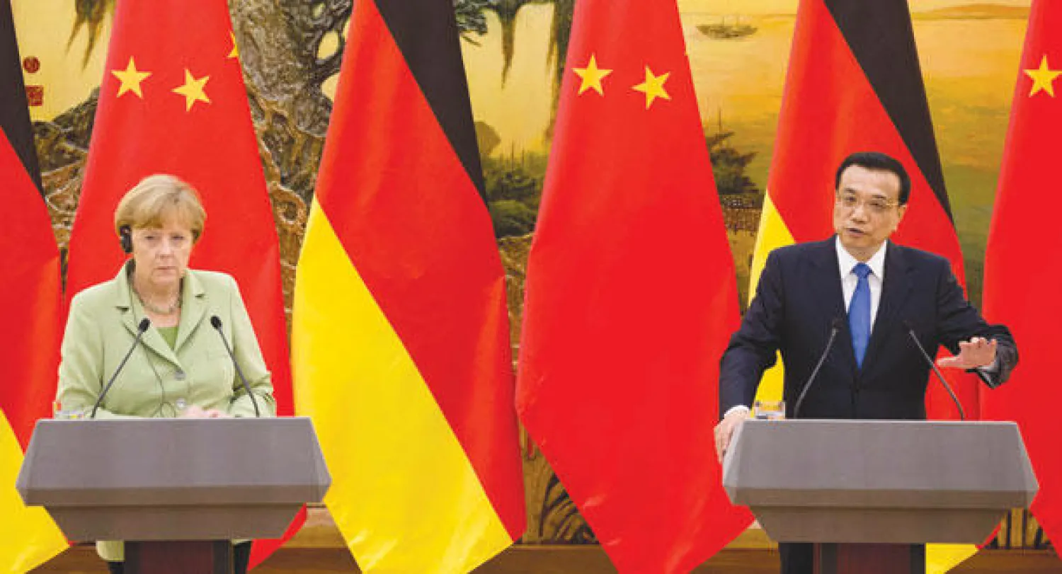 أنجيلا ميركل أثناء مؤتمر صحافي مع رئيس الوزراء الصيني لي كه تشيانج (إ.ب.أ)
