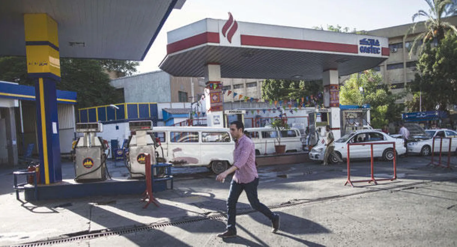 إحدى محطات الوقود في القاهرة وقد ارتفعت أسعاره بشكل كبير بعد خفض الدعم الحكومي عنه (أ.ف.ب)