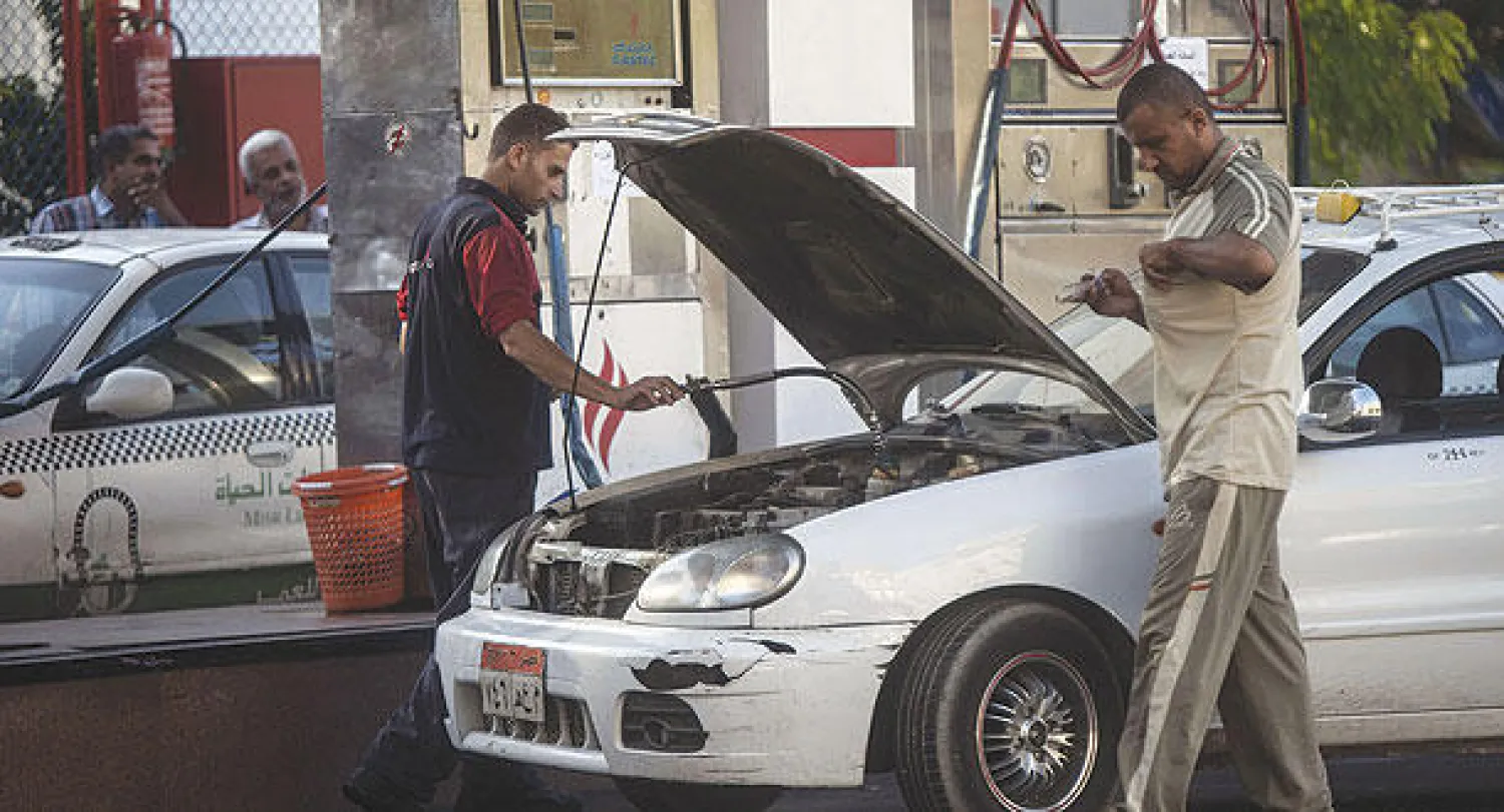 مواطن مصري في انتظار تعبئة سيارته في محطة وقود أمس في القاهرة (أ.ف.ب)