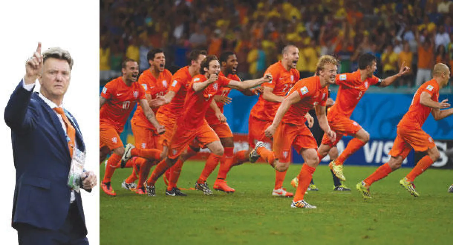 لاعبو المنتخب الهولندي ينطلقون فرحا بعد ركلة الترجيح التي حسمت تأهلهم لقبل النهائي (أ.ف.ب)  -  فان غال أثبت حنكته في إدارة اللقاء (إ.ب.أ)
