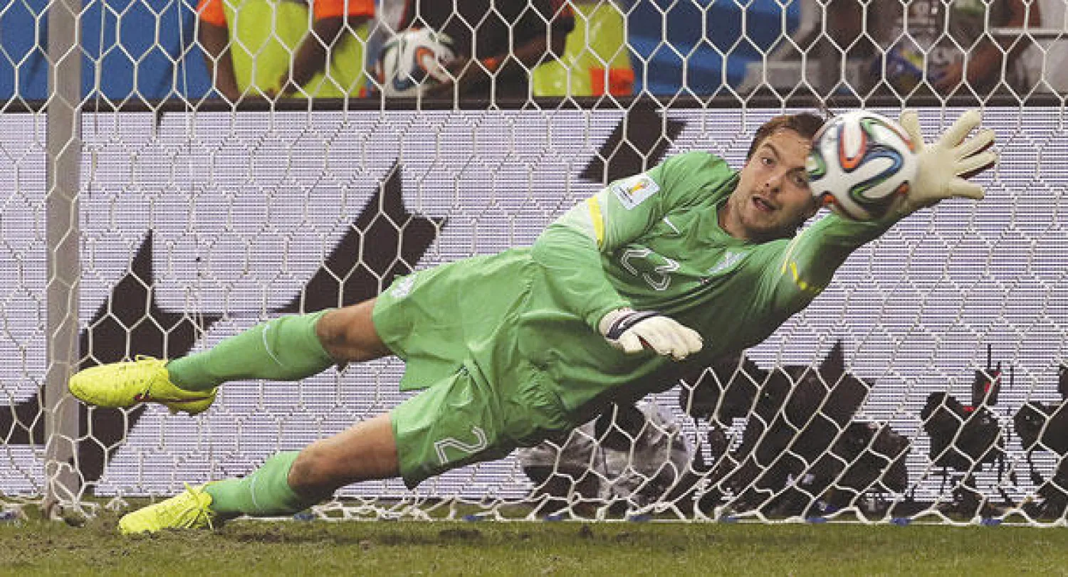 كرول حارس هولندا دخل خصيصا لركلات الترجيح ونجح في التصدي لضربتين (إ.ب.أ)