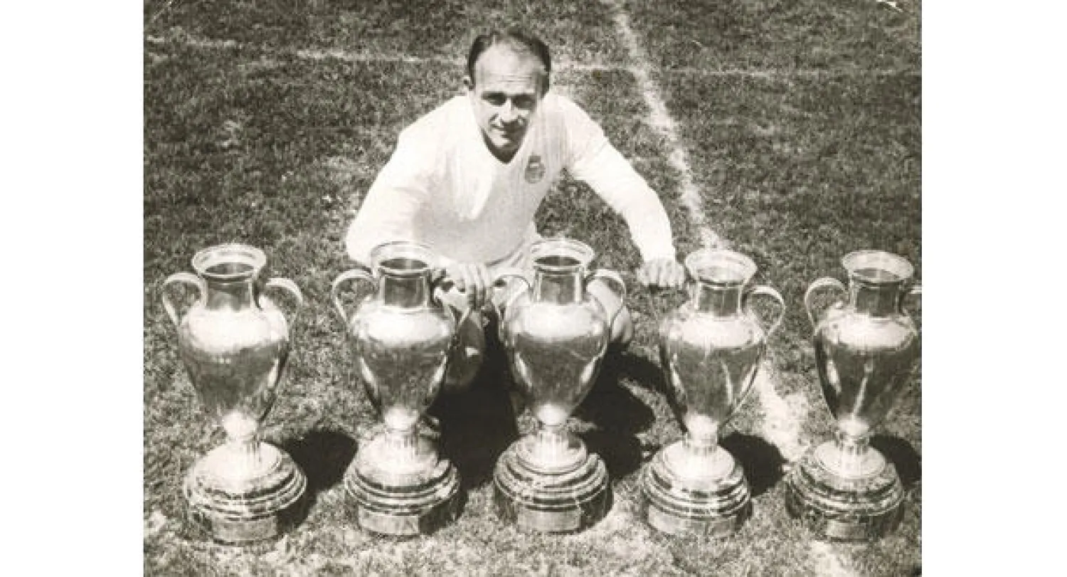 دي ستيفانو أمام الكؤوس الأوروبية الخمس التي جلبها لريال مدريد