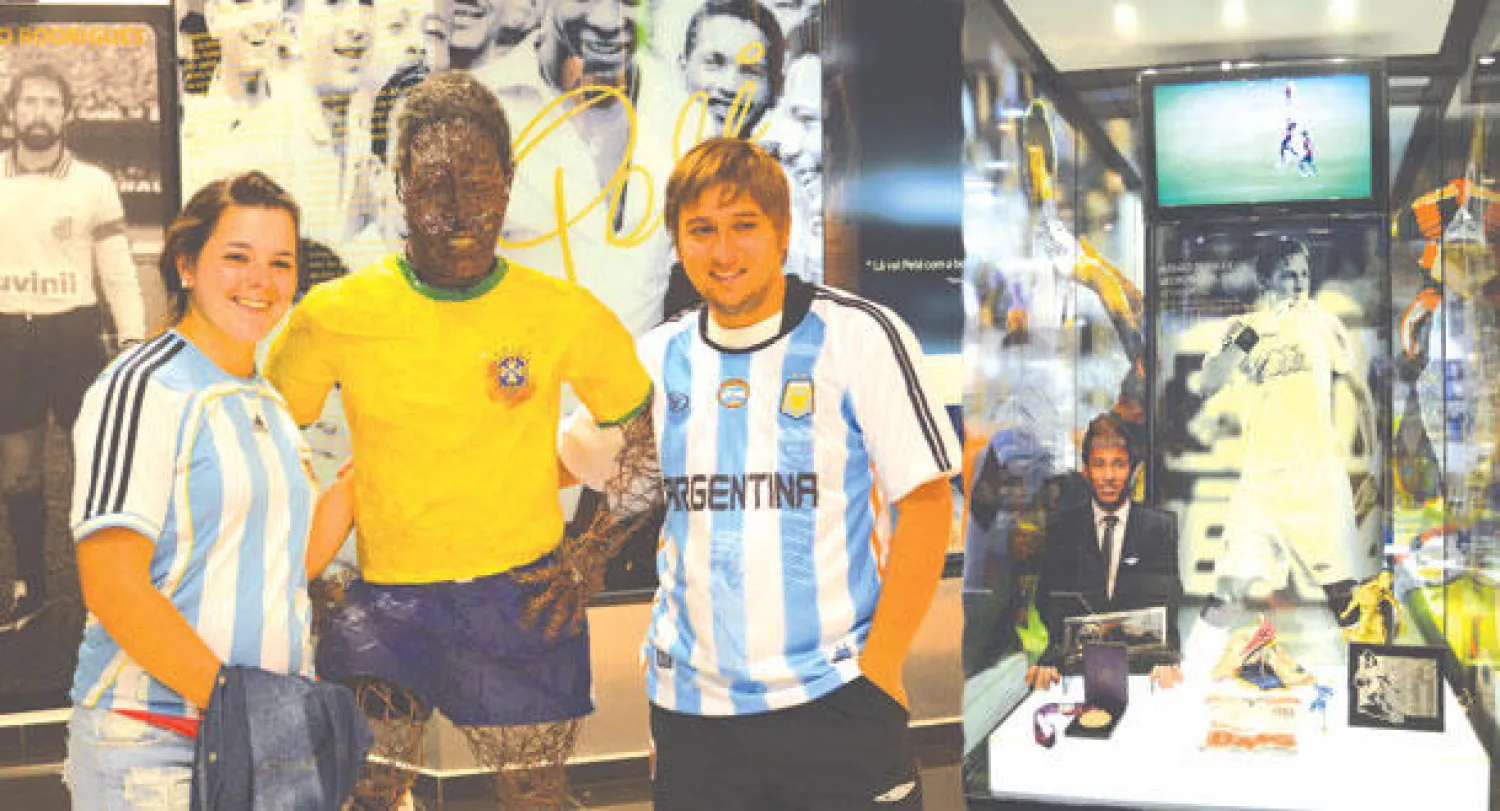 زاوية مخصصة للنجم نيمار الذي نشأ في سانتوس («الشرق الأوسط»)  -  مشجعان أرجنتينيان يلتقطان صورة تذكارية بجانب تمثال بيليه داخل المتحف («الشرق الأوسط»)