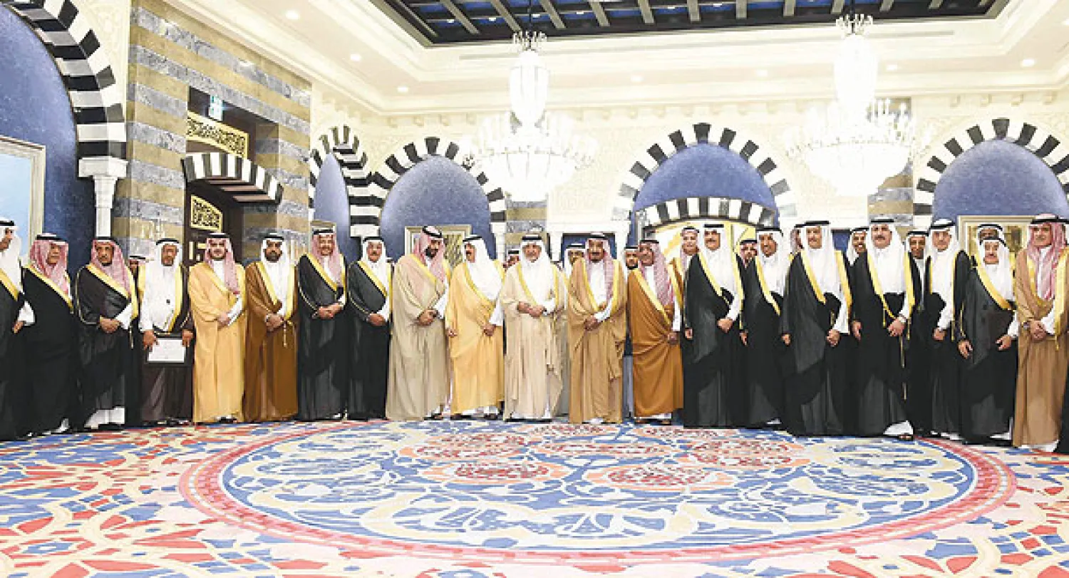 الامير سلمان بن عبد العزيز يتوسط الأمراء خالد الفيصل ومقرن بن عبد العزيز ومحمد بن فهد ومتعب بن عبد الله وسعود بن ثنيان وسلطان بن سلمان ومحمد بن سلمان وكبار داعمي مركز ابحاث الاعاقة بعد حفل تدشين الوقف الخيري في جدة أمس (واس)