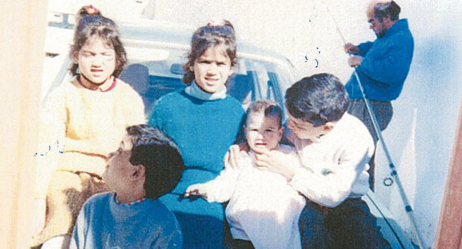 الجبالي أمام منزله في سوسة سنة 1988 وتبدو بناته الثلاث على السيارة مع بعض أبناء الأقارب