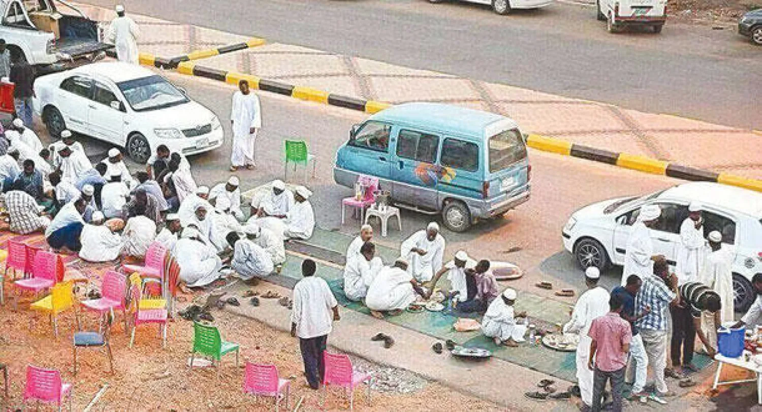 إفطار الشارع يجمع بين الفقير والغني