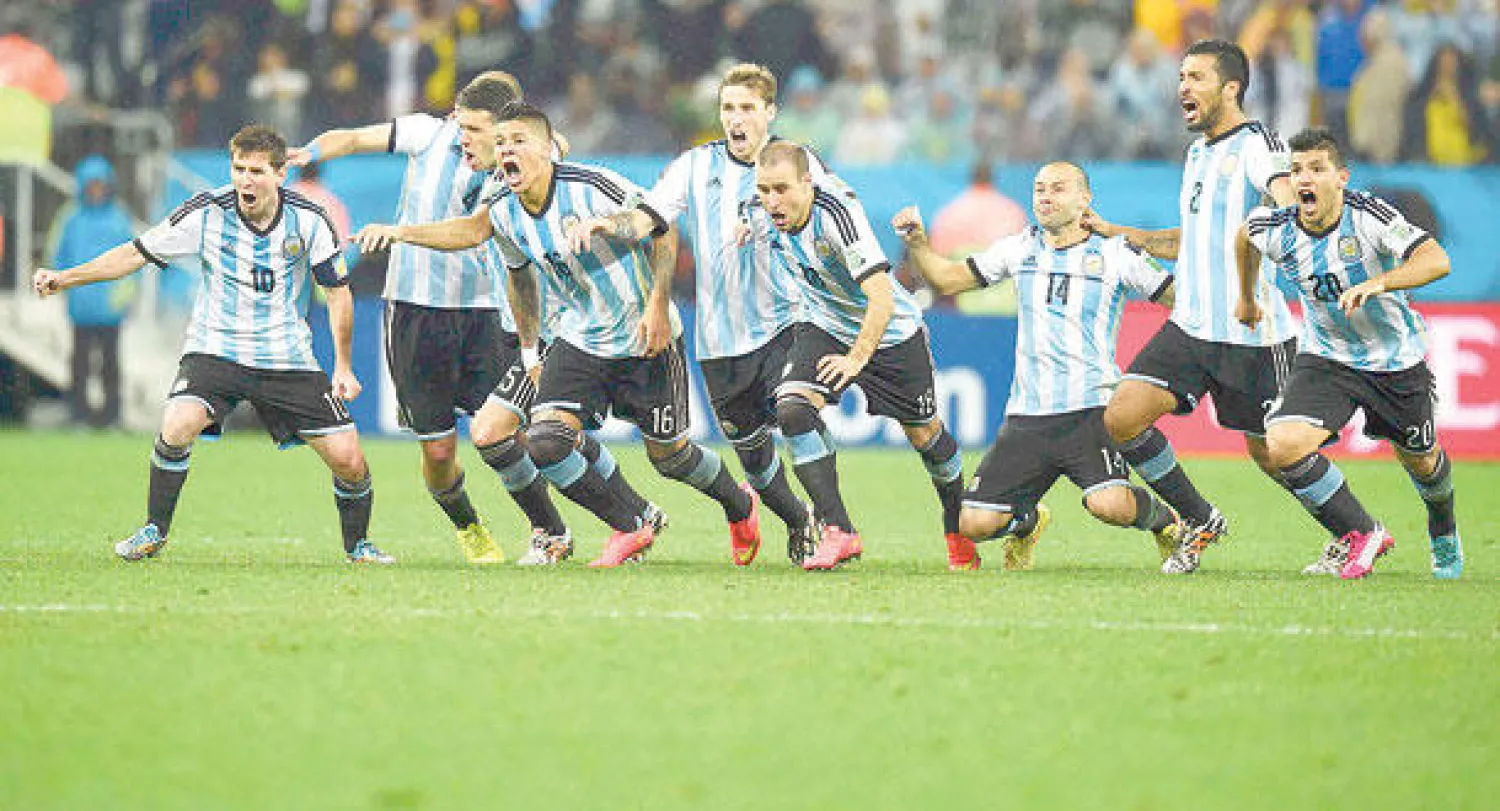 لاعبو الأرجنتين ينطلقون فرحا بالتأهل للنهائي الذي زاد من غصة البرازيليين (رويترز)