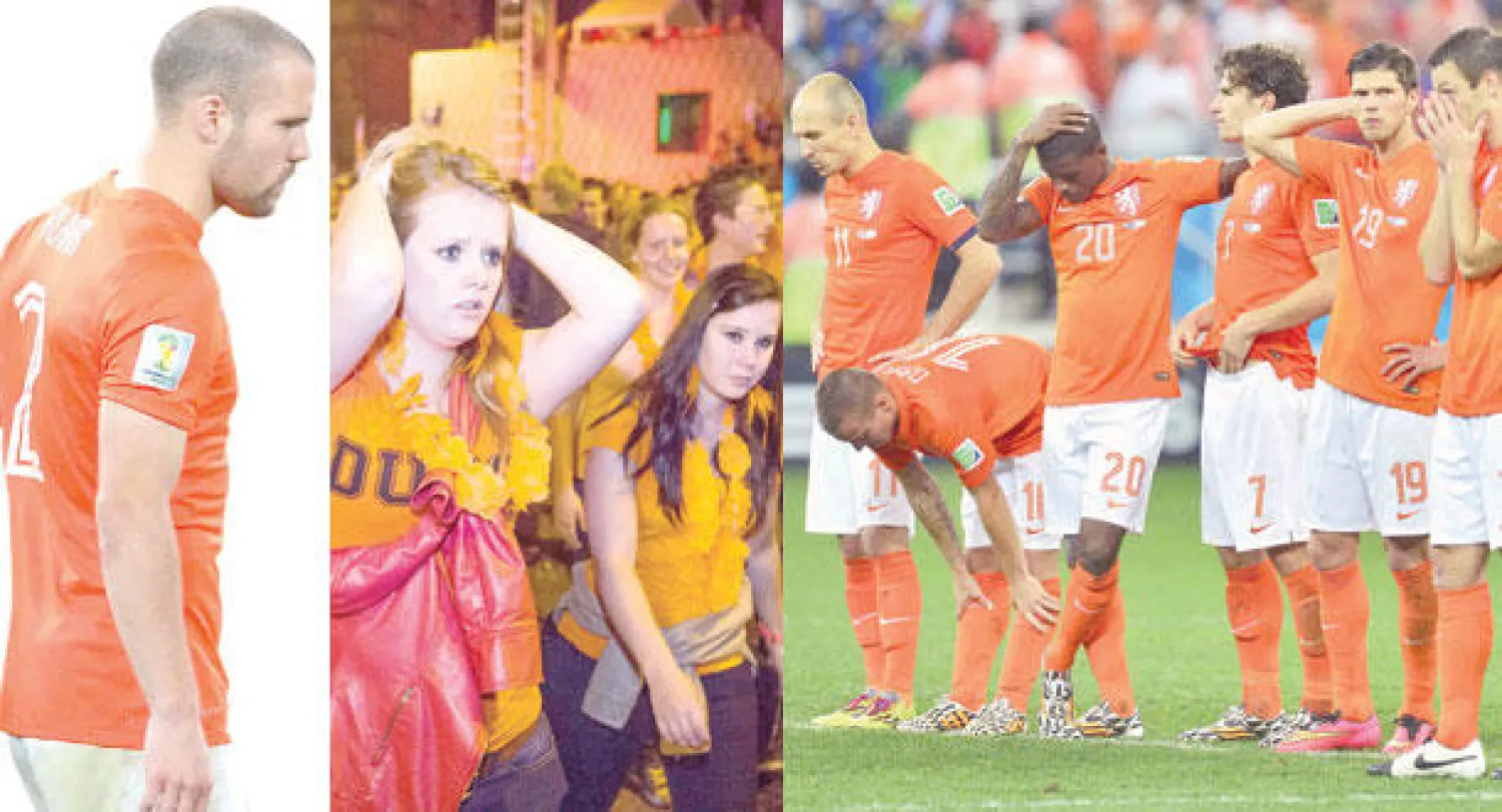 الحسرة على وجوه لاعبي المنتخب الهولندي (إ.ب.أ)  -  أحزان هولندية بعد الخروج (أ.ف.ب)  -  رون فلار بعد إضاعته الركلة الأولى (أ.ب)