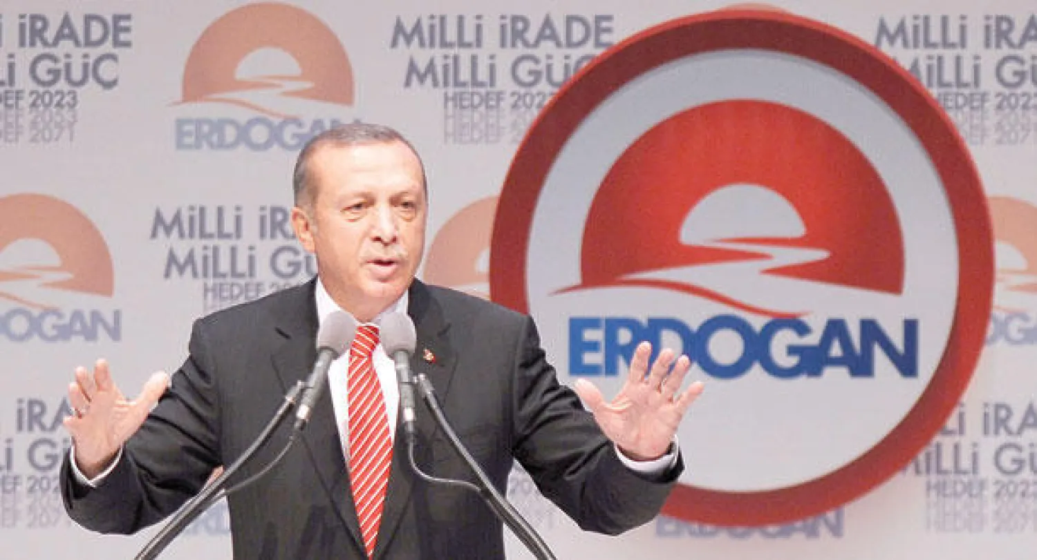 رئيس الحكومة التركية رجب طيب إردوغان يتحدث أمام حشد من أنصاره  في إسطنبول عن رؤيته لصورة «تركيا جديدة» أمس (أ.ف.ب)