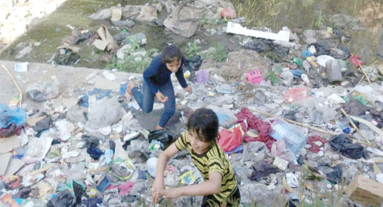 أطفال في المخيم يستخدمون النفايات كألعاب ({الشرق الأوسط})