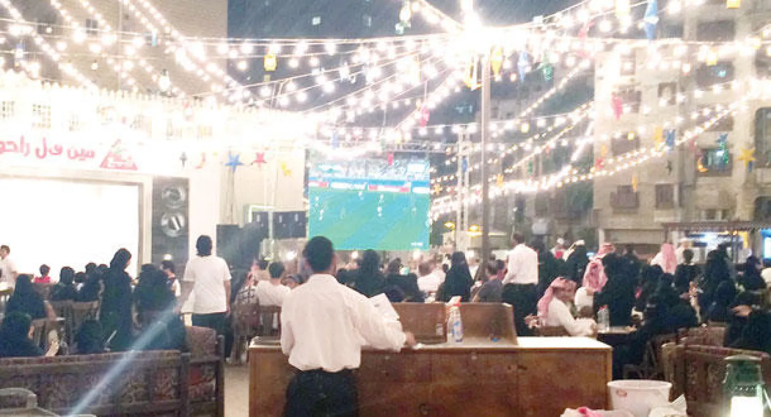 عائلات وشبان يتابعون إحدى مواجهات المونديال عبر شاشة عملاقة بالمنطقة التاريخية بجدة