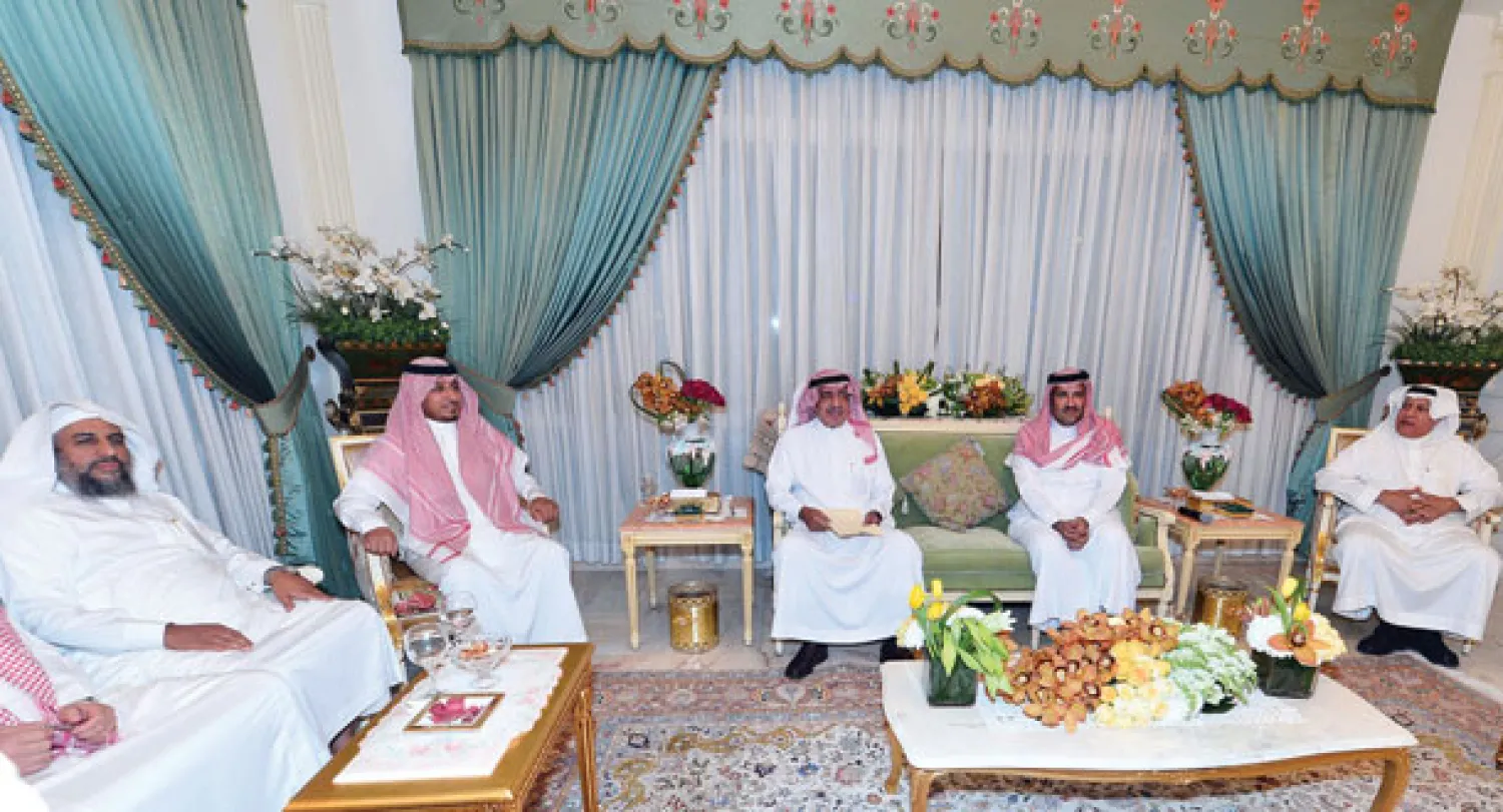 الأمير مقرن بن عبد العزيز والأمير فيصل بن سلمان والأمير منصور بن مقرن خلال الاجتماع (واس)